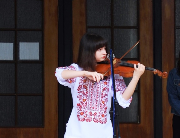 Мелодія Мирослава Скорика у виконанні  студентки факультету іноземних мов Юлії Полиняк.JPG